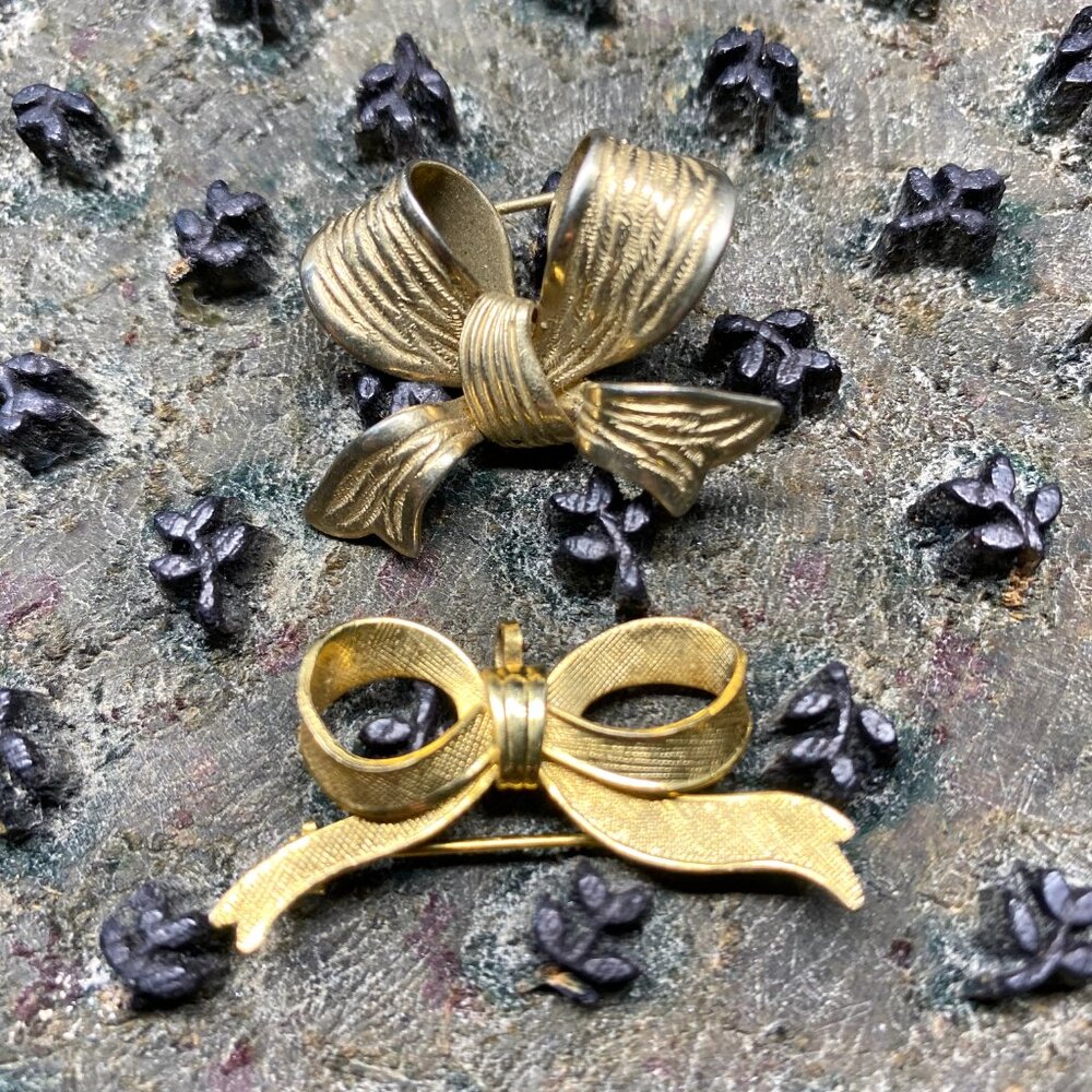 Vintage Bowtie Brooch Lot of 4 - Gold Toned - 1 marked Giovanni - Picture 4 of 4